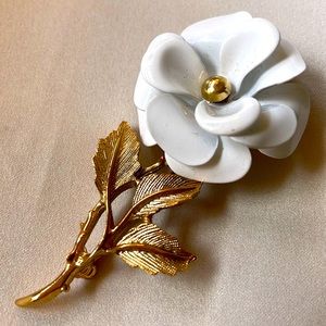 White enamel gold tone flower pin brooch by Avon
